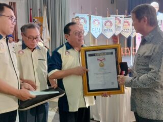 Presiden terpilih Prabowo Subianto menerima penghargaan pin emas dari SMSI yang diserahkan oleh Ketua Umum SMSI Firdaus.