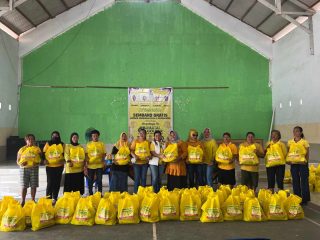 HUT ke-61 Partai Golkar di Petasia Barat Bagikan Sembako, Fanny Tampake Serukan Rapatkan Barisan