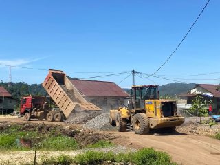 Antisipasi Banjir, PT GNI Kembali Tinggikan Lorong Dusun V Desa Bunta