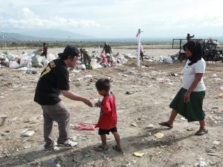Berbagi dengan pemulung di TPA Kawatuna, Cerita Kebaikan Jurnalis yang tidak bisa terhapus