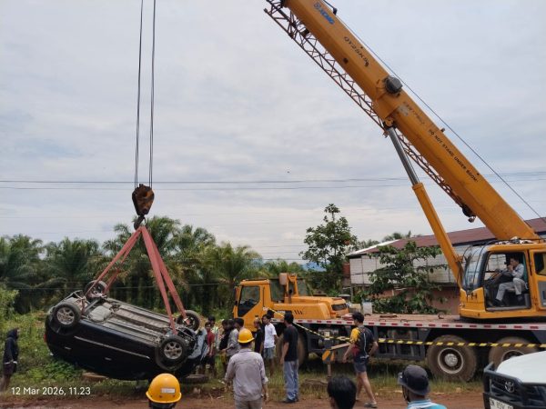 Crane PT GNI Bantu Derek Mobil Warga Yang Jatuh ke Parit
