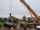 Crane PT GNI Bantu Derek Mobil Warga Yang Jatuh ke Parit